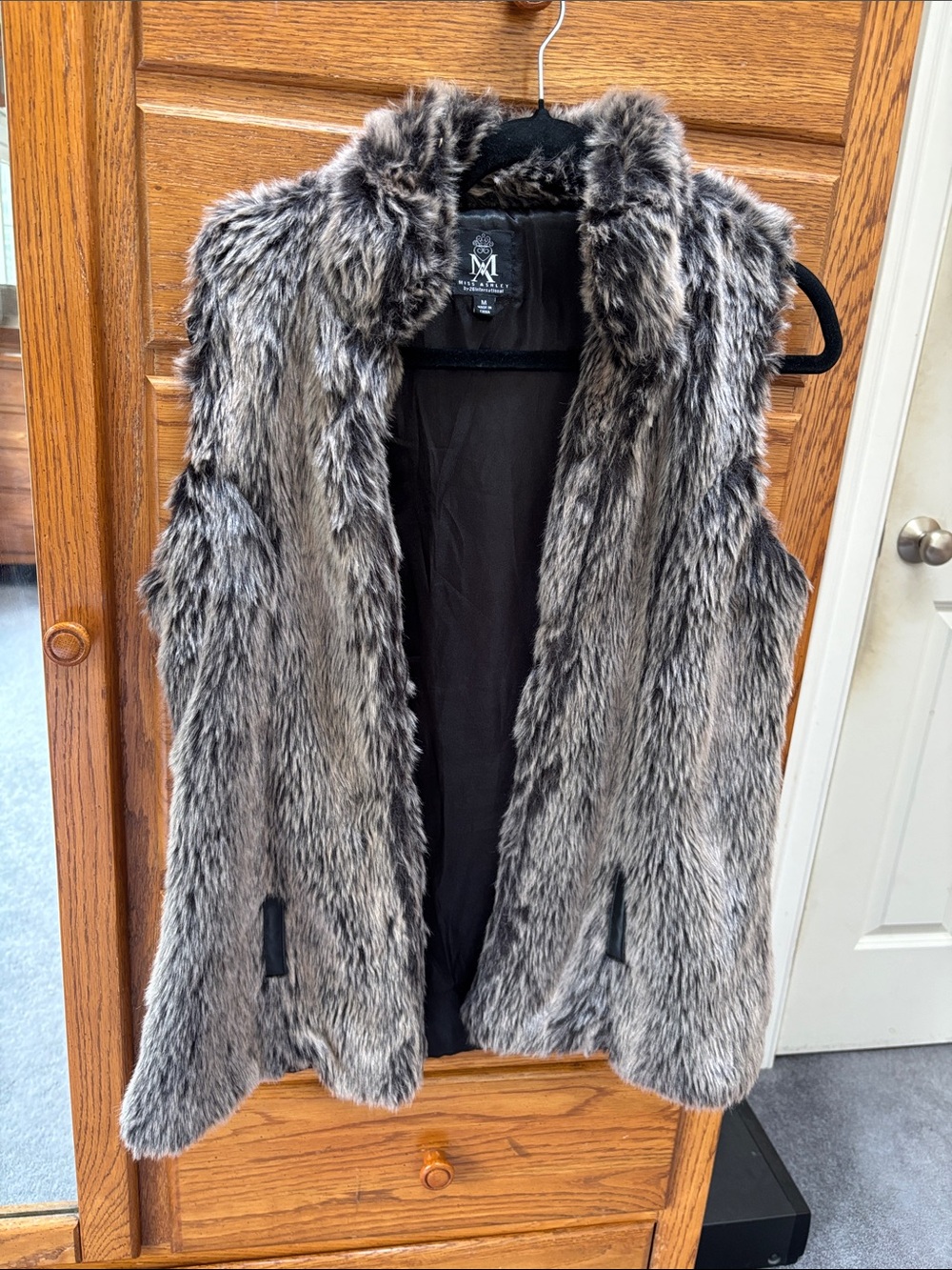 Faux Fur Sleeveless Vest in Gray